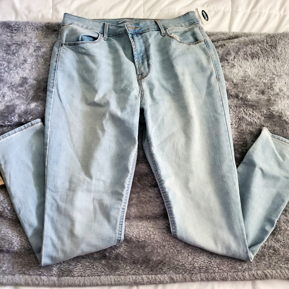 Brand New Old Navy Super Skinny High Rise Jeans. Size 12 NWT